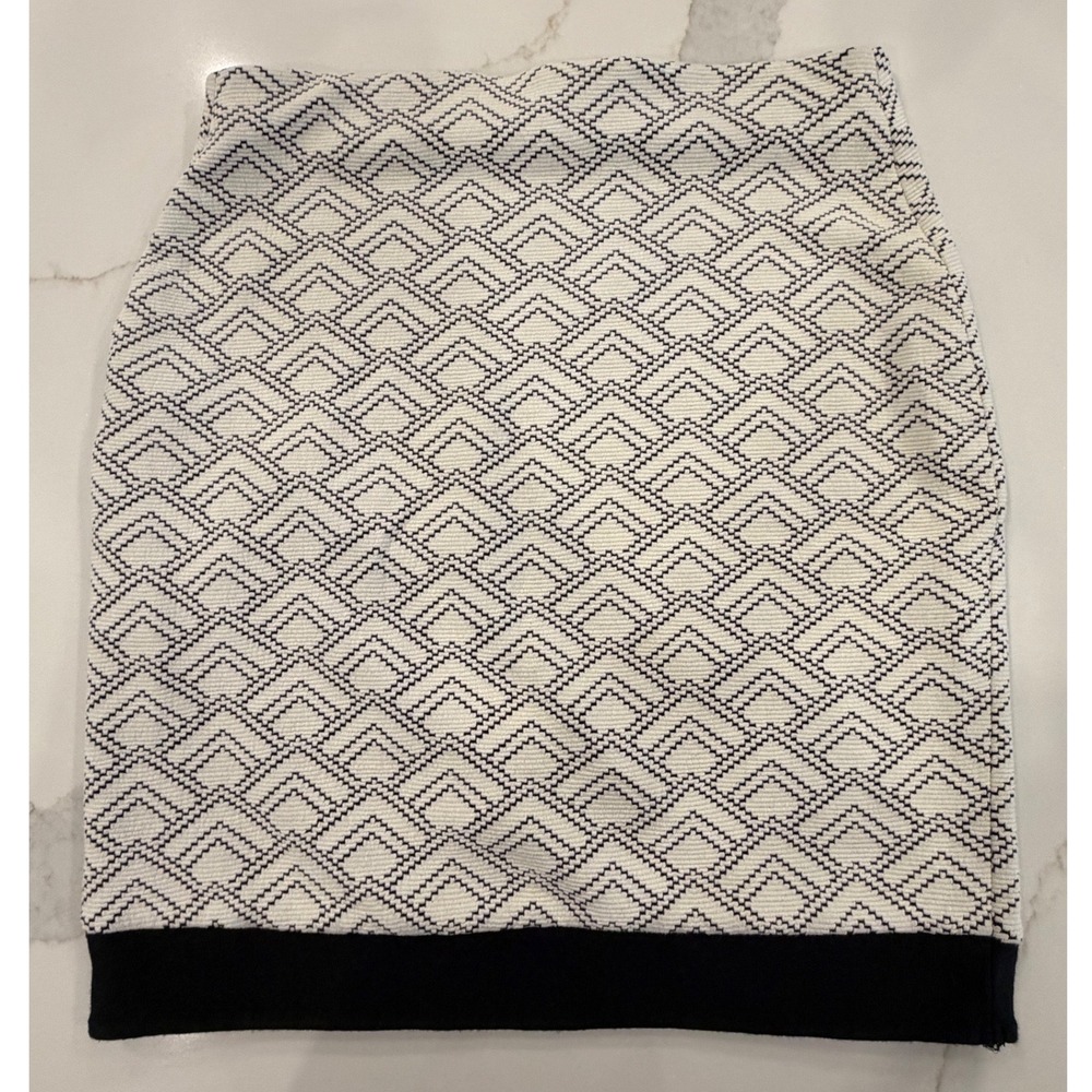 Express Black White Geometric Jacquard Tulip Wrap Mini Skirt Size 4 - Picture 2 of 9